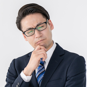 悩むビジネスマン