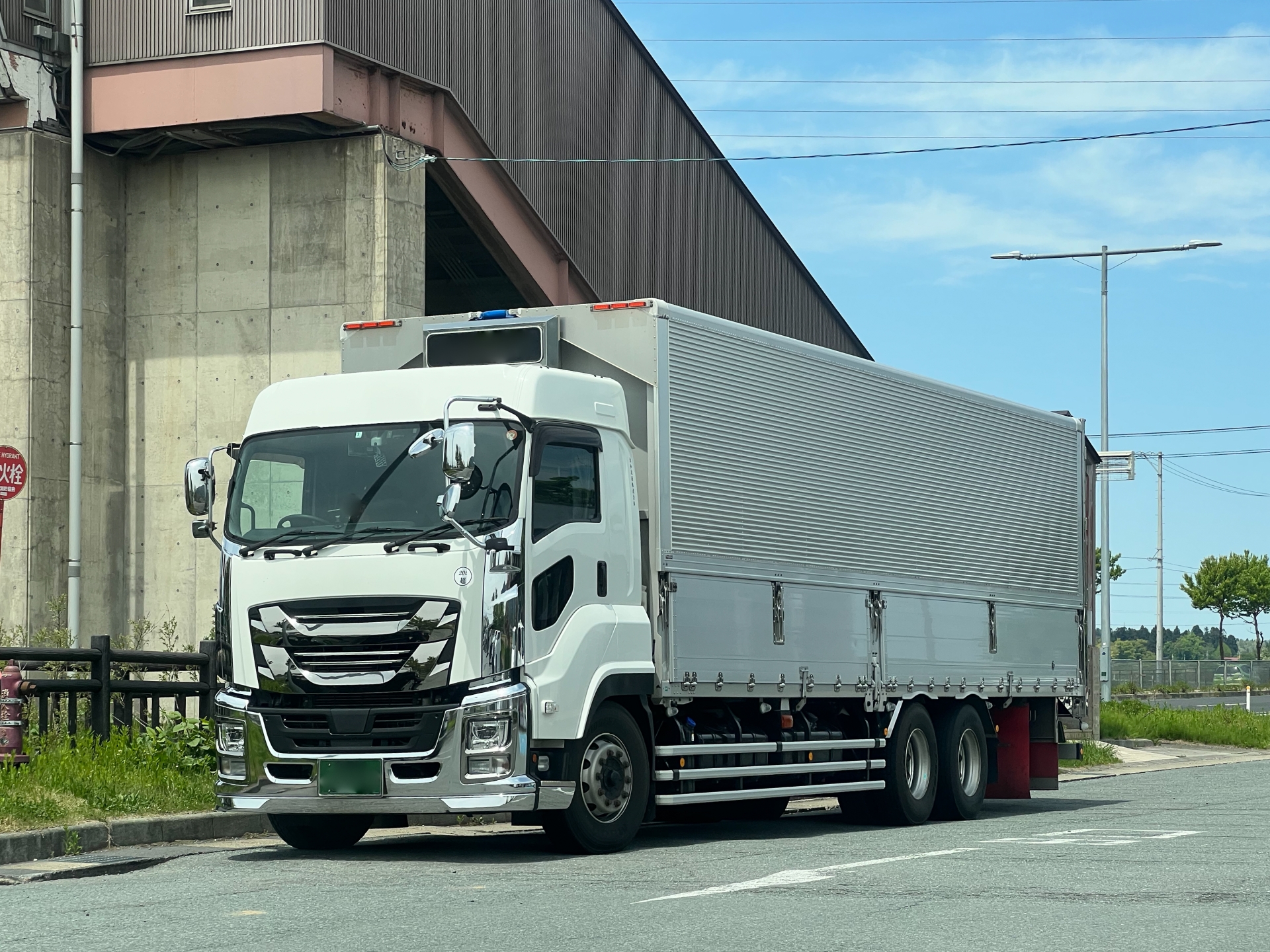 大型トラックの基礎知識|サイズ・種類・免許から適正運賃での運用まで