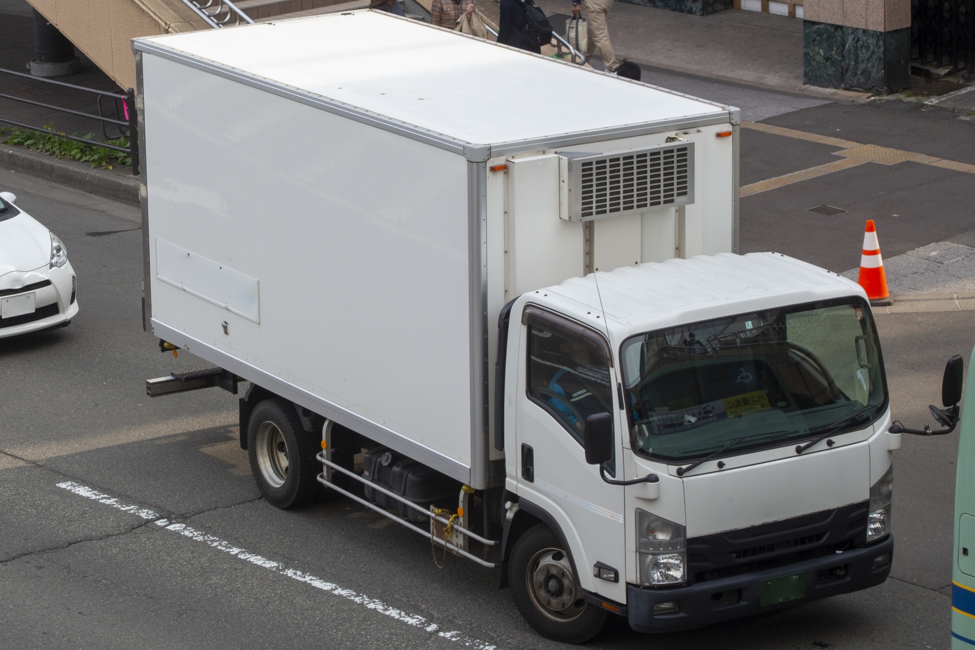 4トントラックのサイズ徹底解説|荷台寸法・積載量・ボディ別の選び方まで
