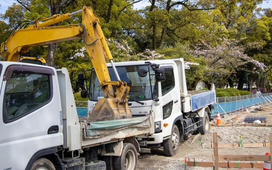 ダンプの緑ナンバーとは?白ナンバーとの違いと取得の流れを解説