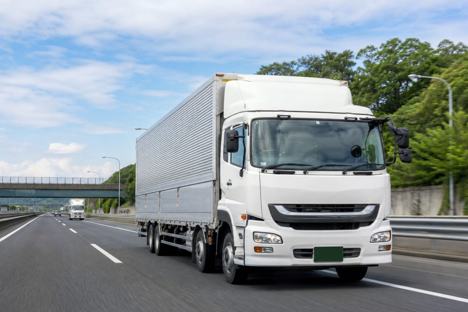 トラック1日の走行距離を左右する法律|時間規制と現場の目安